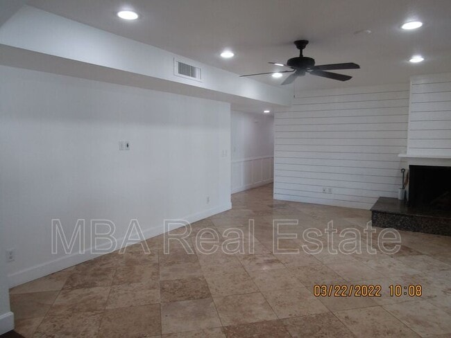 Building Photo - 2802 E Weldon Ave