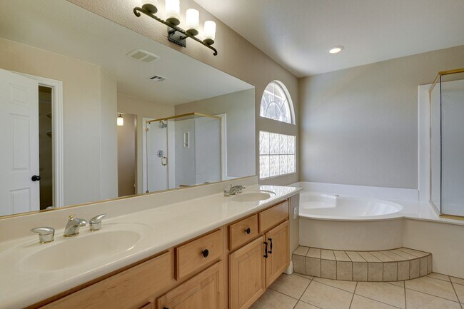 Building Photo - 4-Bedroom Home with Heated Pool & Spa