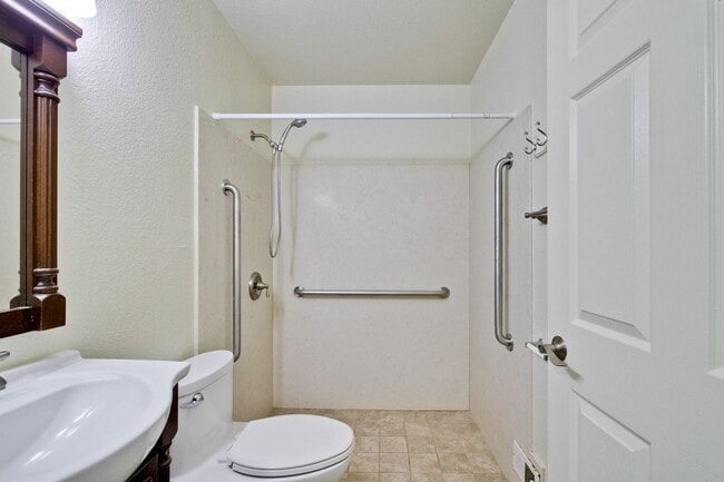 Building Photo - Hardwood Floors- A/C- Full Bedroom and Bath on First Floor: Fresh Paint