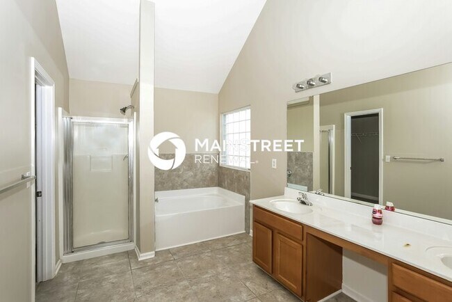 Building Photo - 4 Bedroom Pet-Friendly Home in Charlotte, NC with Main Street Renewal