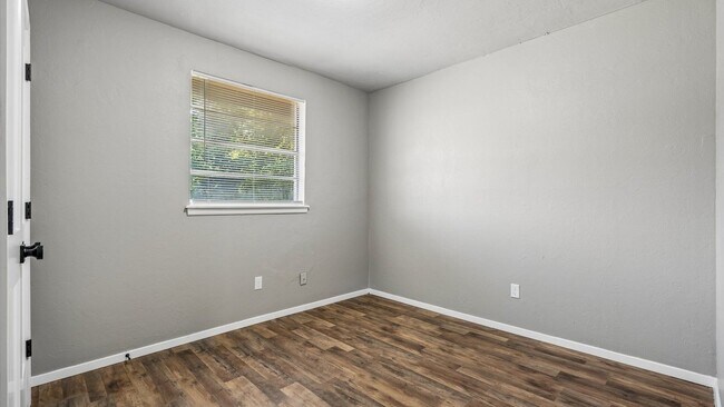 Building Photo - Charming 3 Bedroom Home +BONUS Room with Spacious Backyard