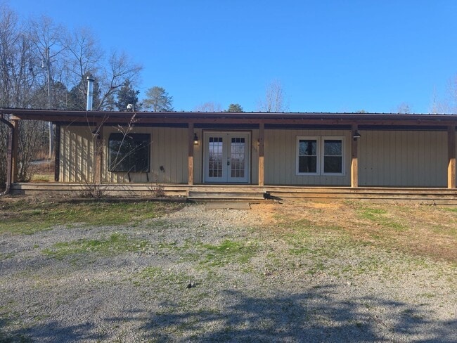 Building Photo - Peaceful 3-Bedroom Country Home with Barn and Large Front Porch in Walling, TN