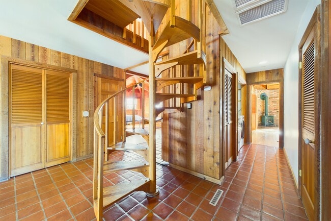 Building Photo - 209 E Reds Rd