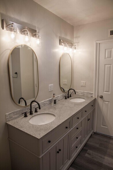 Building Photo - 1466 Casa Vista Dr