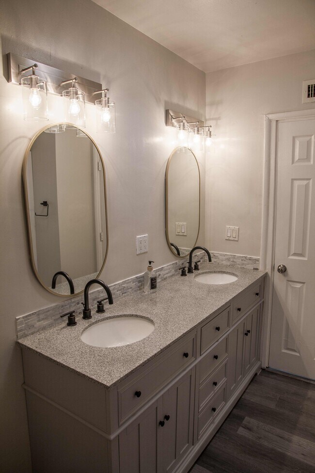 Building Photo - 1466 Casa Vista Dr