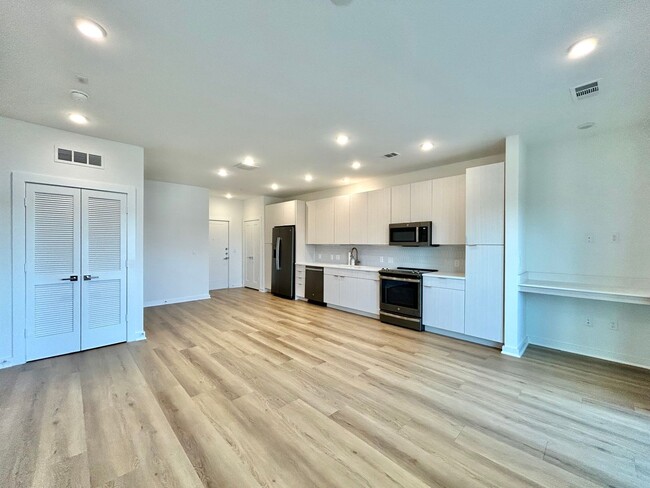 Building Photo - Beautiful and Spacious 1/BR 1/BA Home with...