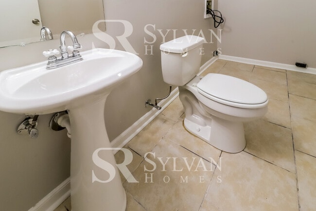 Building Photo - Enjoy living the good life in this 3 bedroom, 2 bathroom home