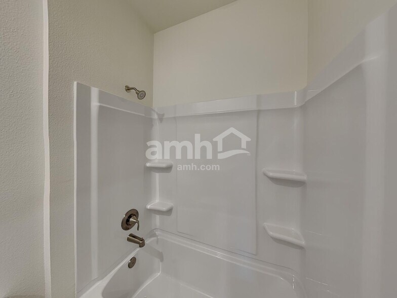 Building Photo - 5980 Pinewood Ests Dr