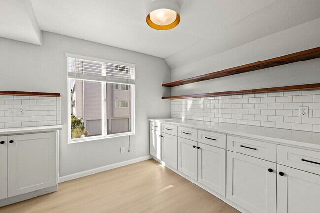 Building Photo - Amazing 2bed/1.5bath Condo Unit with Private Balcony in Meridian Park!