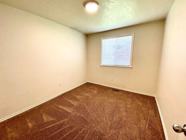 Building Photo - 3 bedroom 2 bath Walking Distance to Sage Valley Middle School