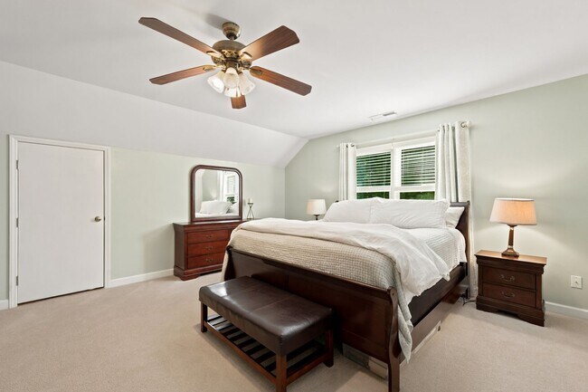 Building Photo - Durham Beauty - Cul de sac lot with fenced in yard - 4 bedrooms