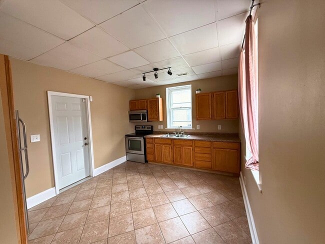 Building Photo - 327 Ash St