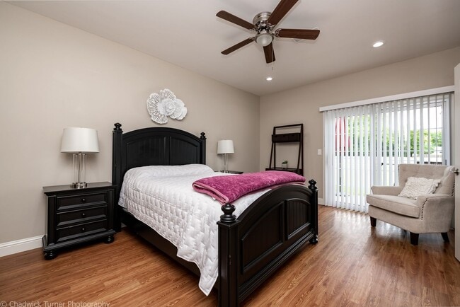 Building Photo - 2 Bedroom Duplex with Fenced In Backyard- ...