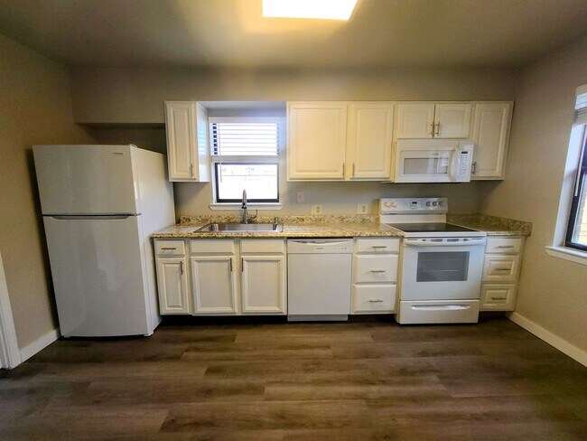 Building Photo - 2 bedroom 1 bath upstairs unit.