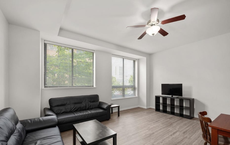 Building Photo - 100 E Washington St