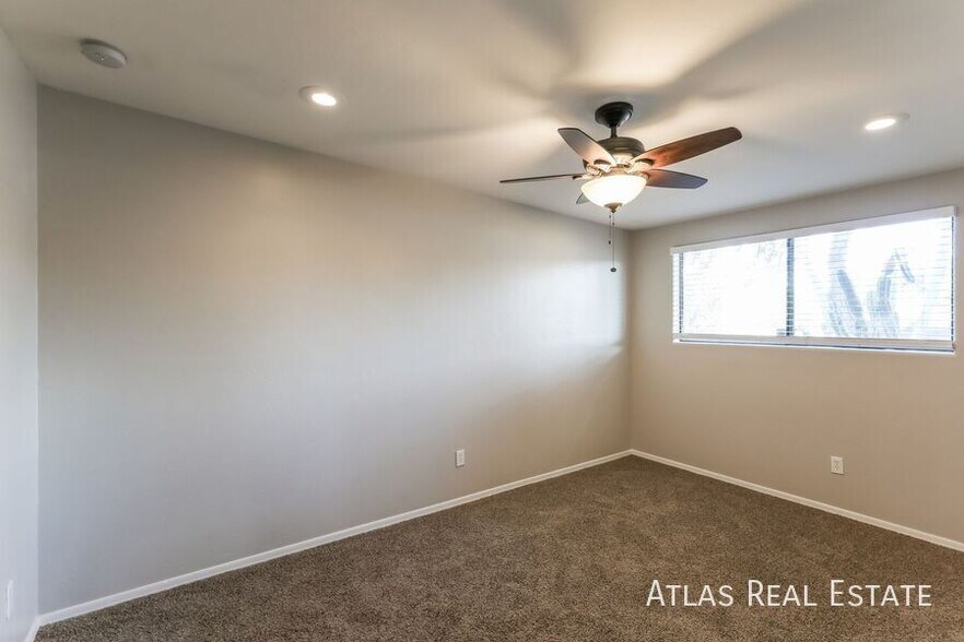 Building Photo - 1002 S Seco Pl