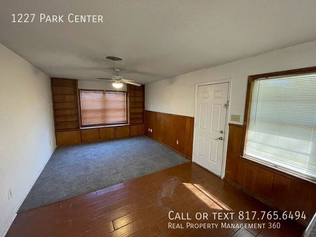 Building Photo - 1227 Park Center St