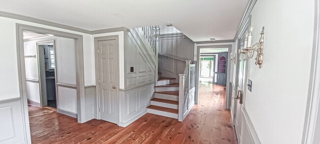 Building Photo - Oversized 4 Bedroom 3.5 Bathroom Home Situ...