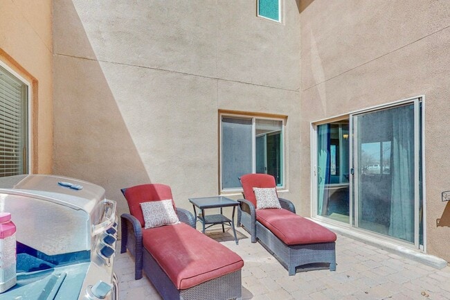 Building Photo - 3 bedroom, 2 1/2 Bath Pulte Ocotillo Model Home