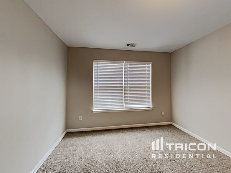 Building Photo - 7751 Parkside Dr