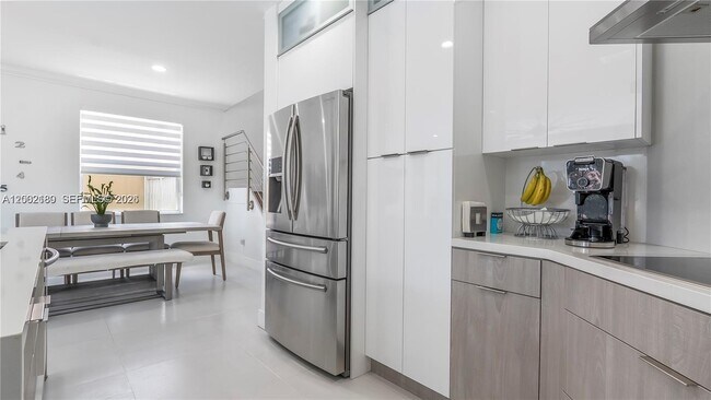 Building Photo - 321 SW 194th Ave