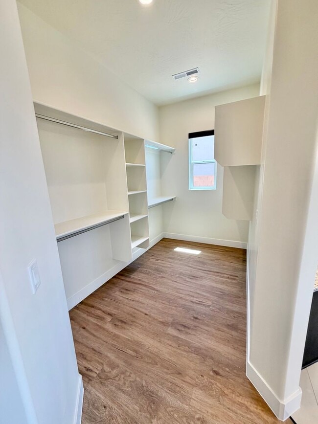 Building Photo - Beautiful Single-Level Home with Trail Access & Stunning Views!!! Pet Friendly!
