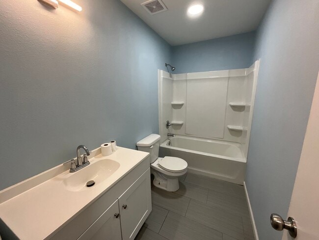 Building Photo - Adorable 2/1 in Great Location with Pest Control Included