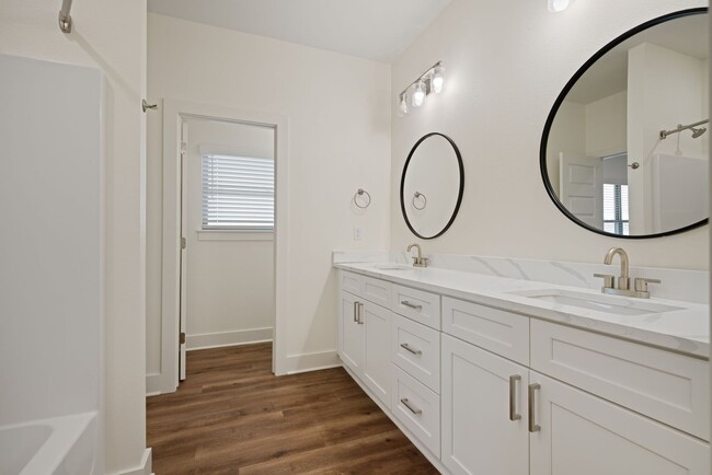 Building Photo - The Chateau at Been Road Villas 3 Bed, 2.5 Bath