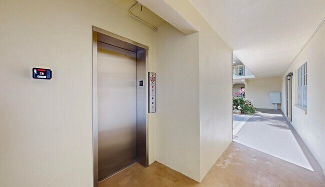 Building Photo - 5540 Tamberlane Cir