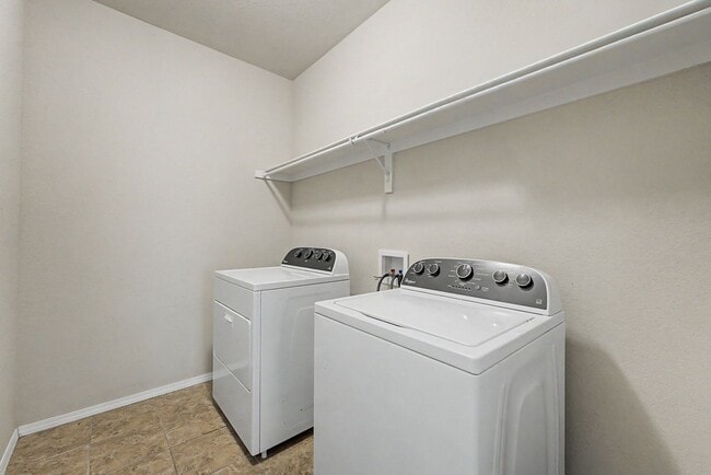Building Photo - Beautiful 3 Bedroom Home with Hardwood, Tile & Spacious Kitchen