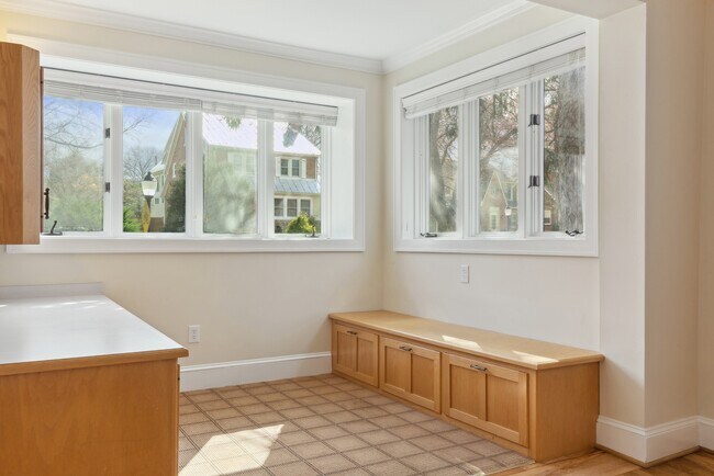 Building Photo - 317 W College Terrace