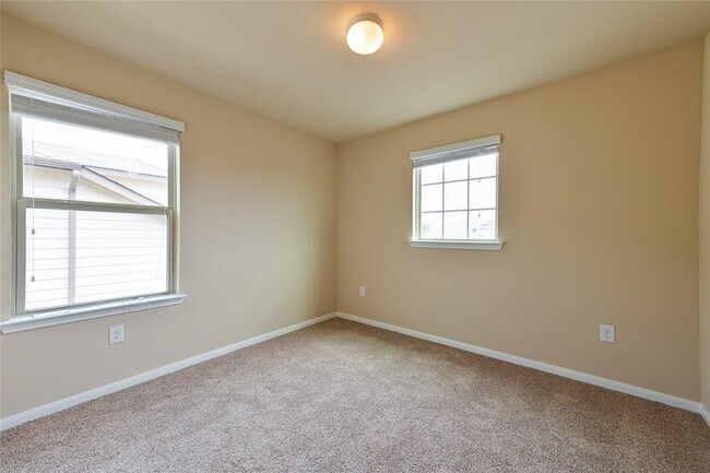 Building Photo - 613 Pinnacle Dr