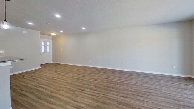 Building Photo - Like New Condo Style Lower 1 Bedroom 1 Bathroom Apartment is Available