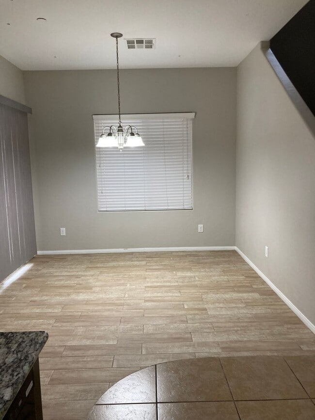 Building Photo - 3 bedroom 2 bath 2 car garage