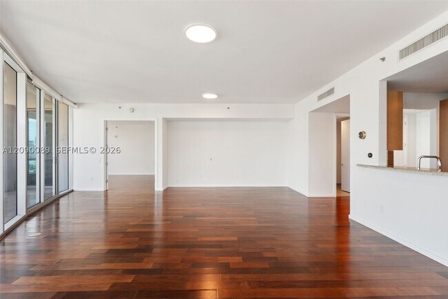 Building Photo - 5959 Collins Ave