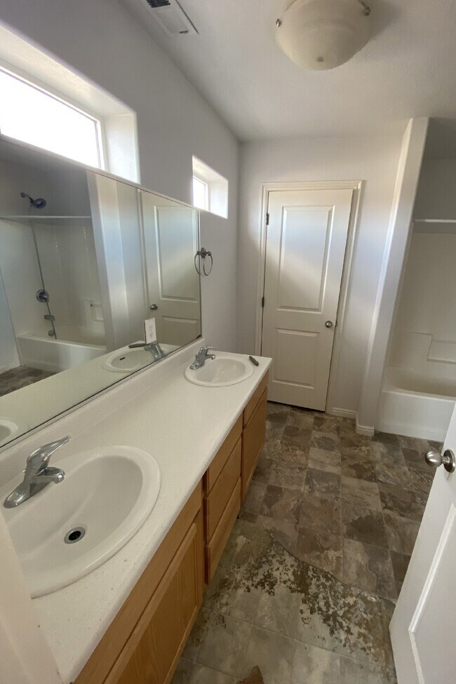 Building Photo - Spacious 3-Bedroom Townhouse in Saint George with Modern Comforts