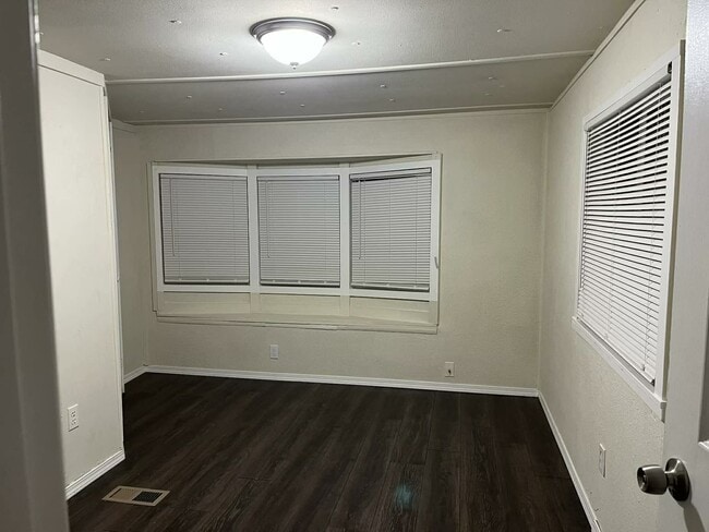 Building Photo - 3189 Eastview Rd