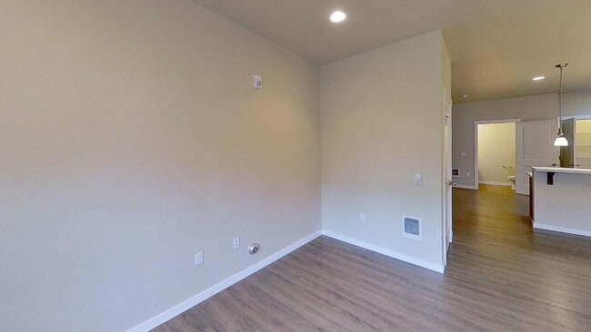 Building Photo - 2 Bedroom 2.5 Bath townhome with 1 car garage. Apply Today!