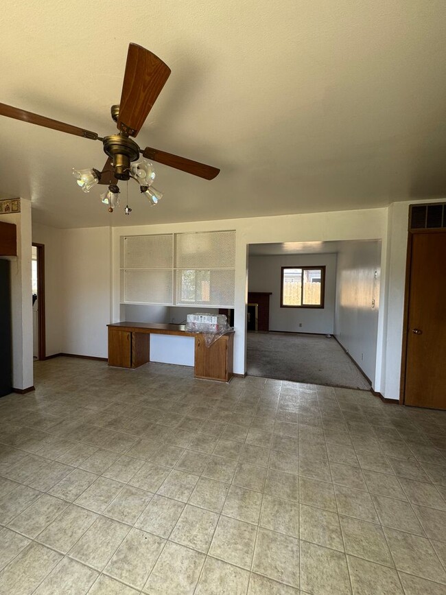 Building Photo - Spacious Home Near Hospital