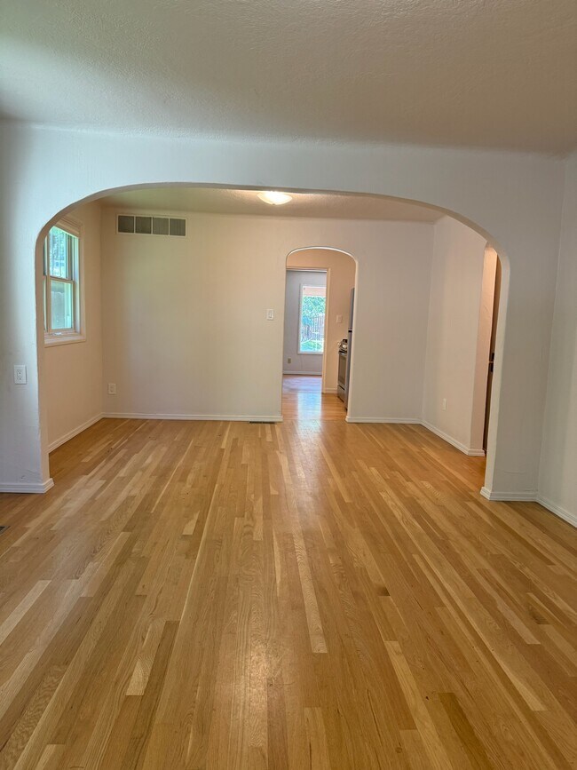 Building Photo - 978 E 5th Ave