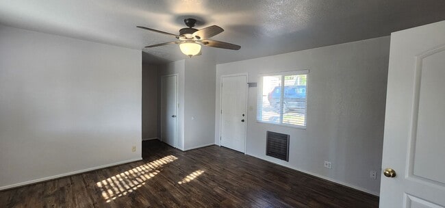 Building Photo - $500 MOVE-IN CREDIT! Updated Home with lots of Extras!