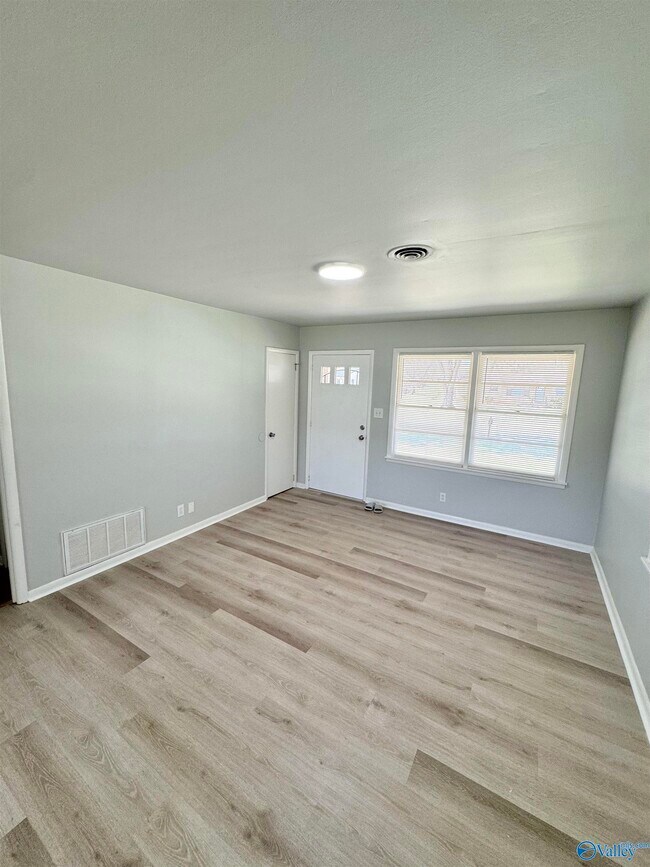 Building Photo - 2208 Glen Iris Cir NW