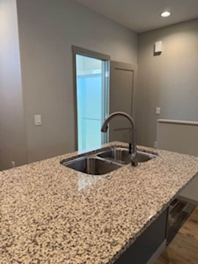 Building Photo - Midtown Cutie