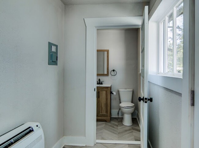 Building Photo - FULLY UPDATED - 4Bedroom on the Arkansas Side