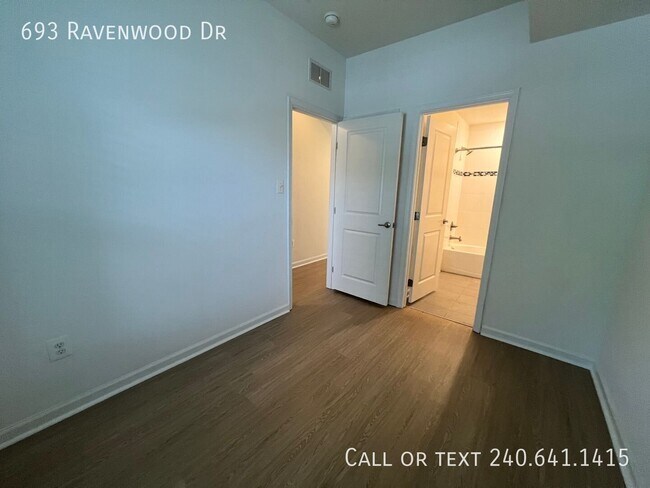 Building Photo - 693 Ravenwood Dr