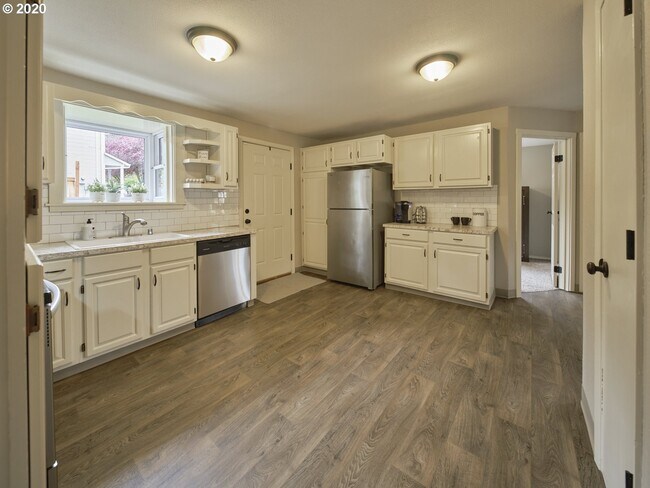 Kitchen - 3205 E 17th St