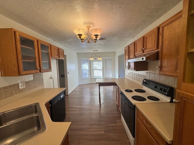 Building Photo - 3 bed ,2  brand new bathrooms, ready for move in, in Moore Schools!