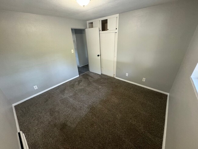 Building Photo - 2 bedroom Duplex