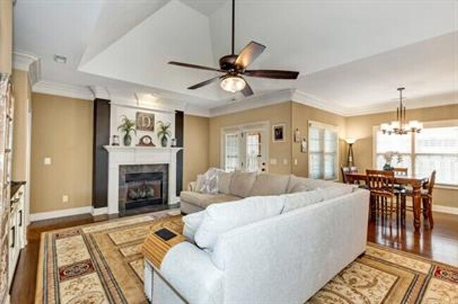 Building Photo - Welcome Home to Lake Forest!