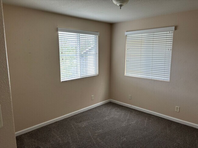 Building Photo - 4 bedroom 2.5 bath in NW Suburban Reno
